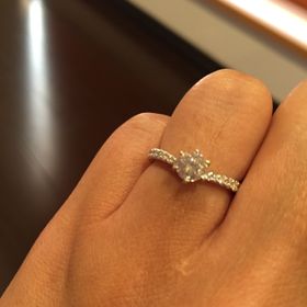 【ジュエリークラフト4R】の口コミ デザインの一目惚れです。指がきれいに長く見えるようにV字リングにしまし...