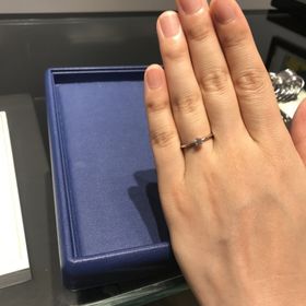 【銀座ダイヤモンドシライシの口コミ】 指輪の決め手
①シンプルなデザイン
ダイヤモンドが一石入っている、指輪自…