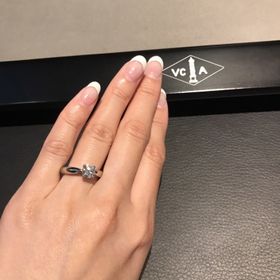 【ヴァン クリーフ＆アーペル(Van Cleef & Arpels)の口コミ】 シンプルな一石タイプのエンゲージリングです。ダイヤのサイズによってリ…