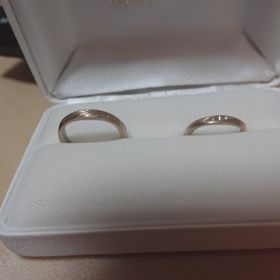 【mina.jewelry(ミナジュエリー)の口コミ】 妻は、ダイヤモンドを入れて好きなカラーリングにしていました。
僕は、シ…