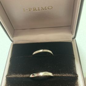 【アイプリモ(I-PRIMO)の口コミ】 一般的にダイヤが中央に配置されているデザインが多い中、この指輪は両サ…