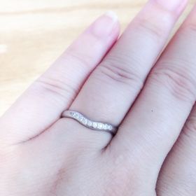 【ティファニー(Tiffany & Co.)の口コミ】 小さくてふっくらした手に合うデザインを探していたところ、
ゆるやかなV…