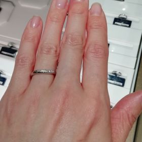 【ROYAL ASSCHER(ロイヤル・アッシャー)の口コミ】 ダイヤモンドが白く輝いていて、とても綺麗です。ロイヤルの称号が付いて…
