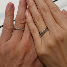 【GALA JEWELRY(ガラジュエリー)の口コミ】 指輪の形はストレートですが、斜めにダイヤモンドが入っていて女性らしい…