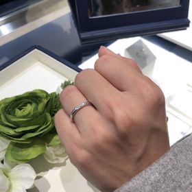 【4℃ BRIDAL(ヨンドシーブライダル)の口コミ】 ウェーブタイプで細め、二箇所にダイヤモンドが埋まるとこができるため、…