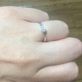 【4℃ BRIDAL(ヨンドシーブライダル)の口コミ】 中央の大きなダイヤとそれを囲むウェーブのあるリングがとてもかわいいで…