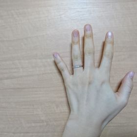 【銀座ダイヤモンドシライシの口コミ】 ストレートデザインのシンプルなものがほしいと思っていました。ダイヤは1…