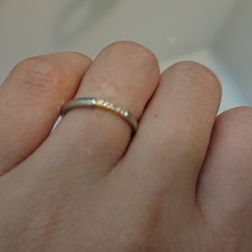 【PORTADA(ポルターダ)の口コミ】 控えめなダイヤのデザインが気に入りました。小ぶりのダイヤが5つついてい…