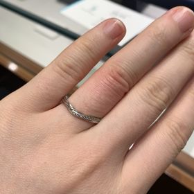 【銀座ダイヤモンドシライシの口コミ】 Vタイプの指輪のラインですが、カーブが緩やかで指に馴染みやすかった。付…