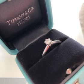 【ティファニー(Tiffany & Co.)の口コミ】 光に反射するとダイヤが綺麗に光るので一目惚れしました。ティファニーの…