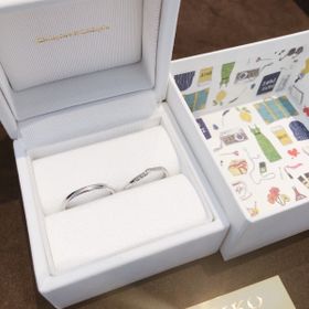 【Galopine & Galopin(ガロピーネガロパン)の口コミ】 女性デザインは、ダイヤが斜めに入っています。
男性デザインは、わたしの…