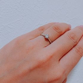 【銀座ダイヤモンドシライシの口コミ】 シンプルなソリティアデザインのものを探していて、こちらは横から見たと…