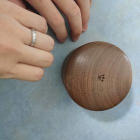 【COLANY(コラニー)の口コミ】 指輪の色味が、派手すぎず、落ち着いたややマットな感じが良かったです。
…