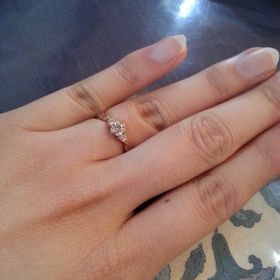 【FIRST DIAMOND(ファーストダイヤモンド)の口コミ】 彼が私に内緒でオーダーメイドでデザインしてプレゼントしてくれました。
…