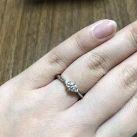 【アイプリモ(I-PRIMO)の口コミ】 センターのダイヤの両隣の石や、横から見た時のハートマークがとても可愛…