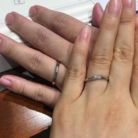 【Ponte Vecchio(ポンテヴェキオ)の口コミ】 新婦の指輪は銀座と大阪の専門店限定のデザインです。
ダイヤが斜めに入っ…