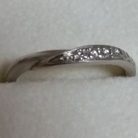 【アンジェリックフォセッテ(Angelique Fossette)の口コミ】 婚約指輪を購入した時に、一緒に選ぶと特典があったので決めてしまいまし…