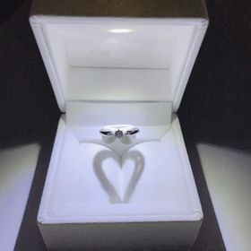 【STAR JEWELRY(スタージュエリー)の口コミ】 なんといっても見た目の可愛さです。
元々一粒ダイヤのシンプルな指輪を探…