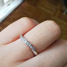 【アイプリモ(I-PRIMO)の口コミ】 ダイヤが沢山付いていて、緩やかなウェーブに惹かれて購入しました。私は…