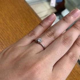 【1122 iifuufu bridal(いい夫婦ブライダル)の口コミ】 お花の形で、枠が大きいためダイアモンドが大きくみえて目立ち可愛く感じ…