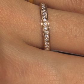 【LUCIE(ルシエ)の口コミ】 ミル打ちの細工の入ったハーフエタニティーリングであり、キラキラと輝き…