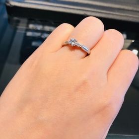 【エクセルコダイヤモンド(EXELCO DIAMOND)の口コミ】 色々と店舗を回りましたが、他の指輪と比較してもデザイン性が高く感じま…