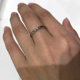 【A・D・A(エー・ディー・エー)の口コミ】 リングのサイドにはミル打ちの加工がなされており、デザイン性が高い可愛…