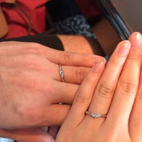 【エクセルコダイヤモンド(EXELCO DIAMOND)の口コミ】 女性はダイヤ3つの存在感がとても良かった。エンゲージリングと合わせても…