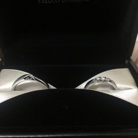 【エクセルコダイヤモンド(EXELCO DIAMOND)の口コミ】 上からみたデザインだけでなく、つけている時に横から見たデザインが可愛…