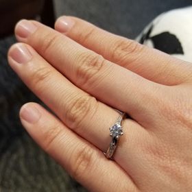 【銀座ダイヤモンドシライシの口コミ】 マリッジリングの重ね着けもしたかったので、
重ねてより輝いて見えるデザ…