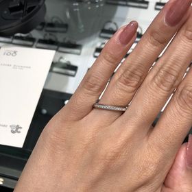【ラザール ダイヤモンド(LAZARE DIAMOND)の口コミ】 台形型のリングで厚みがあるが、着け心地がとても良かったです。ダイヤの…