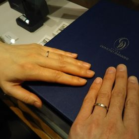 【銀座ダイヤモンドシライシの口コミ】 ザ・結婚指輪という感じの指輪です。
ストレート、ダイヤモンド5石(他3石…
