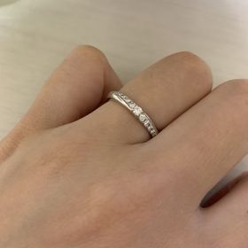 【銀座ダイヤモンドシライシの口コミ】 デザインがとても可愛いかったです。カーブでダイアモンドが埋まっている…