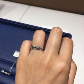 【銀座ダイヤモンドシライシの口コミ】 リングにも小さなダイヤモンドが交互に入っており、エタニティとは違って…