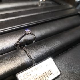 【ラザール ダイヤモンド(LAZARE DIAMOND)の口コミ】 さすがダイヤモンドカットに定評のあるブランドで、ダイヤモンドの輝き方…