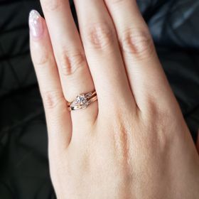 【マジョーレの口コミ】 メインダイヤの爪の部分が、ダイヤを包み込むようなデザインになっており…