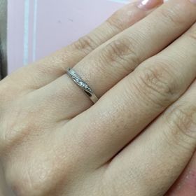 【銀座ダイヤモンドシライシの口コミ】 なんと言ってもデザインの良さです！ダイヤモンドだけでなく、斜めにウェ…