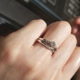 【エクセルコダイヤモンド(EXELCO DIAMOND)の口コミ】 センターのダイヤモンドの輝きに引けを取らないメレダイヤの質と存在感が…