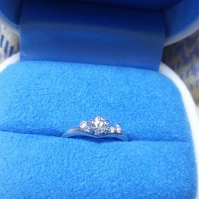 【銀座ダイヤモンドシライシの口コミ】 Ｖラインの指輪が可愛いなと思っていて、実際に試着してみて、これだ！と…