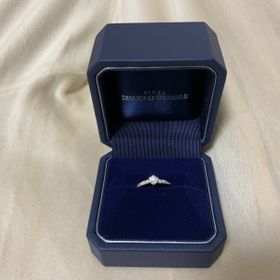 【銀座ダイヤモンドシライシの口コミ】 ダイヤの周りにメレダイヤがあることでシンプルすぎず控えめにキラキラし…