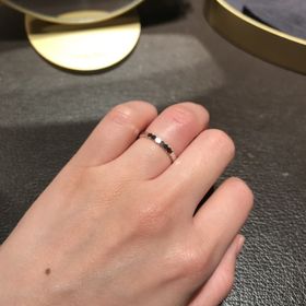 【ショーメ(CHAUMET)の口コミ】 ピンクゴールドで肌なじみがいいです。
こちらのハニカムリングは、蜂の巣…