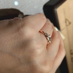 【ORECCHIO(オレッキオ)の口コミ】 両サイドのメレダイヤに加えてセンターのエメラルドカットのダイヤモンド…