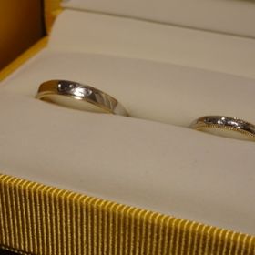 【ケイウノ ブライダル(K.UNO BRIDAL)の口コミ】 既製品の『月日』という指輪のデザインを元に、真ん中はプラチナ、ふちと…