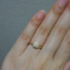 【銀座ダイヤモンドシライシの口コミ】 素材はゴールドと決めていたので、お月様みたいなリングデザインと馴染み…