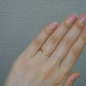 【銀座ダイヤモンドシライシの口コミ】 デザインは、V字かねじれタイプがよかったので、それらを中心に選びました…