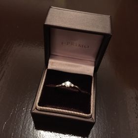 【アイプリモ(I-PRIMO)の口コミ】 メレダイヤが付いていて見た目が良く、結婚指輪との重ね付けもしやすそう…