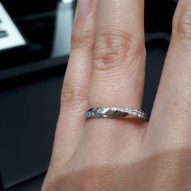 【ラザール ダイヤモンド(LAZARE DIAMOND)の口コミ】 とてもキラキラと輝いてきれいだと思いました。つけ心地もよく、他にはな…