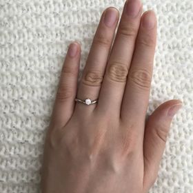 【エクセルコダイヤモンド(EXELCO DIAMOND)の口コミ】 彼と一緒に買いに行きました。
センターに向かって細くなるラインが綺麗だ…