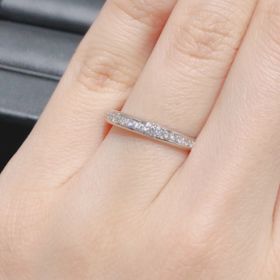 【ラザール ダイヤモンド(LAZARE DIAMOND)の口コミ】 中央に少し大きめのダイヤモンドがついているデザインです。華やかですが…