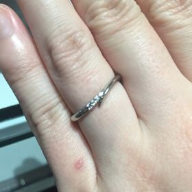 【アイプリモ(I-PRIMO)の口コミ】 細身のデザインなので指を華奢に見せてくれるだけでなく、キラッと輝くメ…